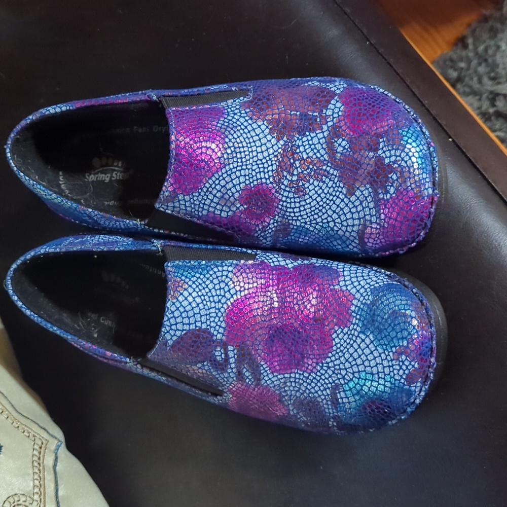 Spring Step Wedge Nursing Shoes 6.5 Floral Blue